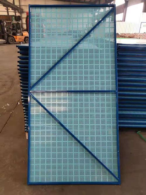 爬架网片 建筑外墙施工防护网 蓝色冲孔钢板网 建筑外挂钢板网